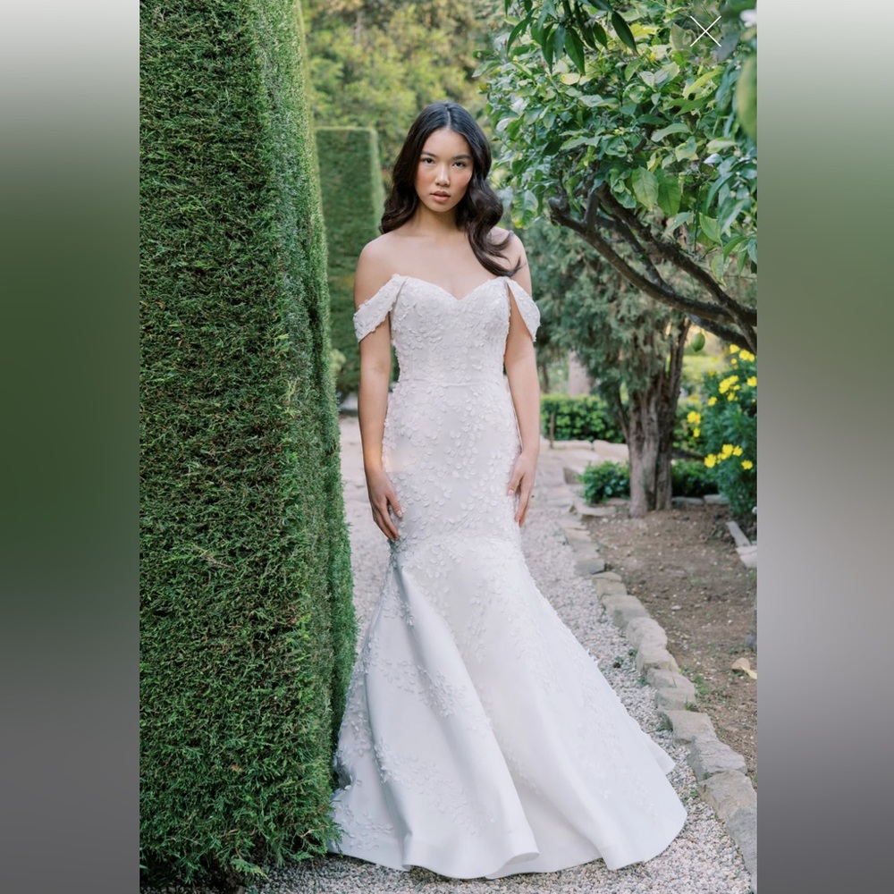 Mermaid gown with 3D leaf embroidery and detachable straps available separately.